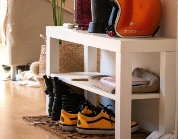 Togliersi le scarpe in casa: un gesto semplice che fa la differenza
